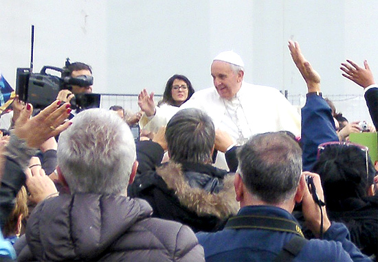 Papst Franziskus begrüßt Pilger auf dem Petersplatz in Rom